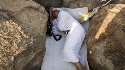 صورة أحد الحجاج على جبل عرفة تشعل مواقع التواصل الاجتماعي