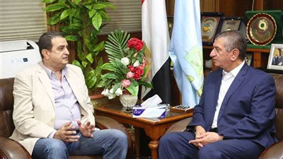 محافظ كفرالشيخ ورئيس شئون البيئة يبحثان كيفية استغلال قش الأرز