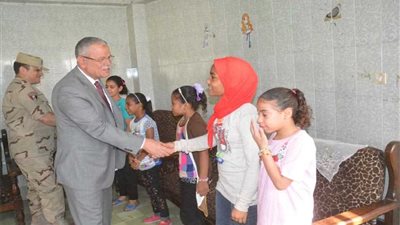 محافظ المنيا يهنئ أطفال مؤسستي البنين والبنات بعيد الأضحى