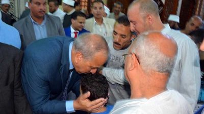 محافظ القليوبية يوزع الهدايا على الأطفال ويهنئ المواطنين بعد صلاة العيد (صور)