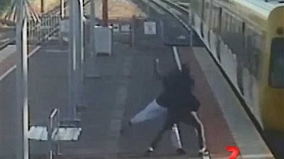 شاب يحاول أن يلقي بفتاة أمام قطار المترو..(فيديو وصور)