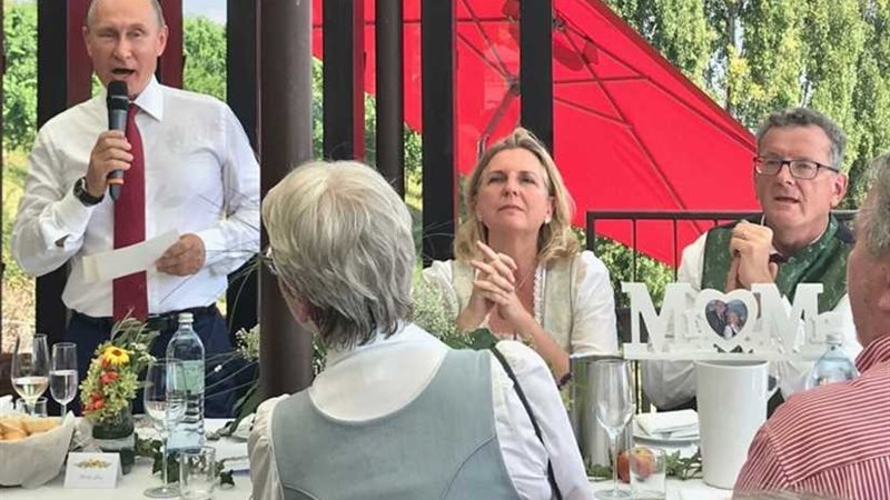 تعرف على هدايا بوتين