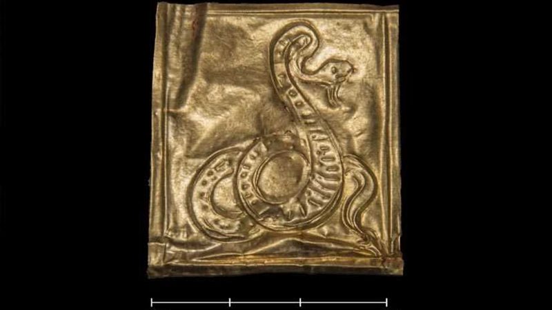 رقائق ذهبية بجوار