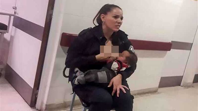 ضابطة شرطة تحتض وترضع