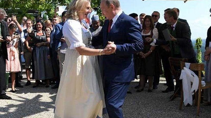 رقصة بوتين مع كنايسل