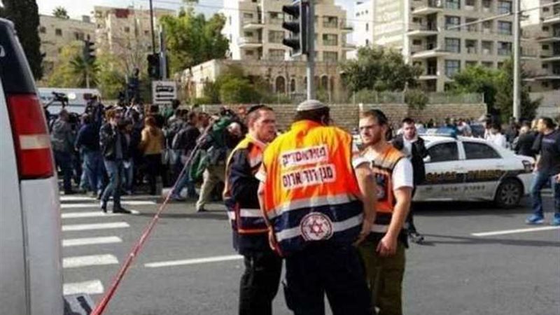 مسلح يقود دراجة نارية