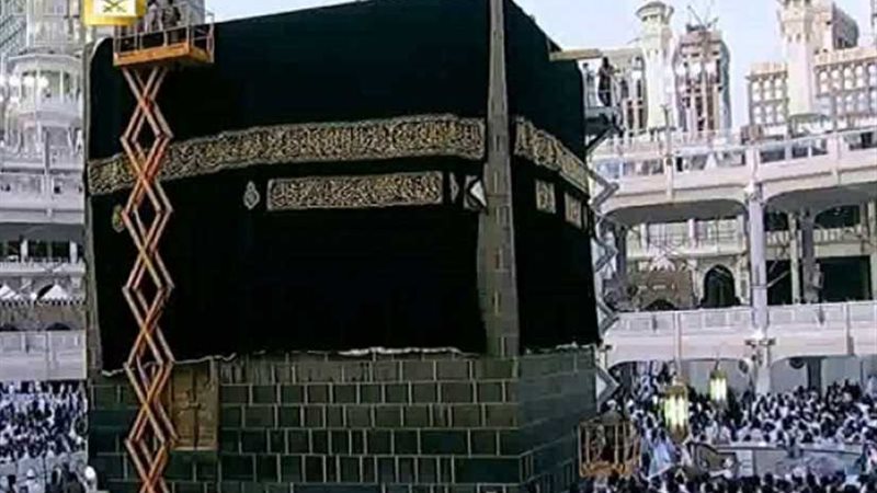 الكعبة المشرفة تكتسي