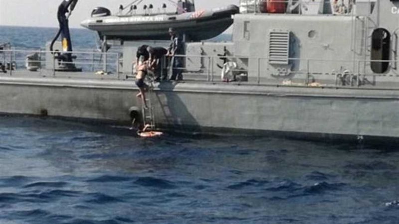 تقضي 10ساعات تتلاطمها