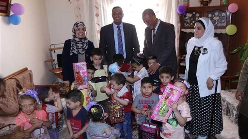 هدايا وعديات لـ”أيتام“