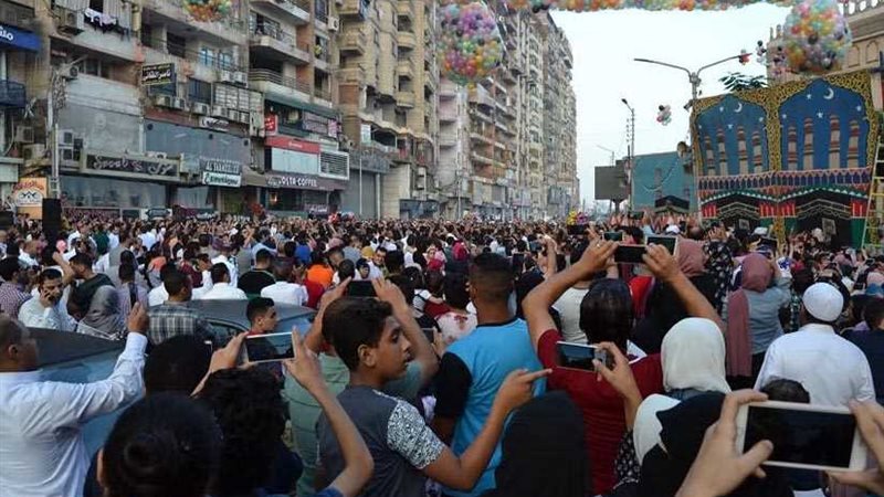 الآلاف يؤدون صلاة