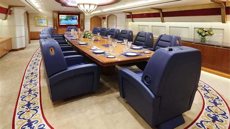 أمير قطر يعرض طائرته