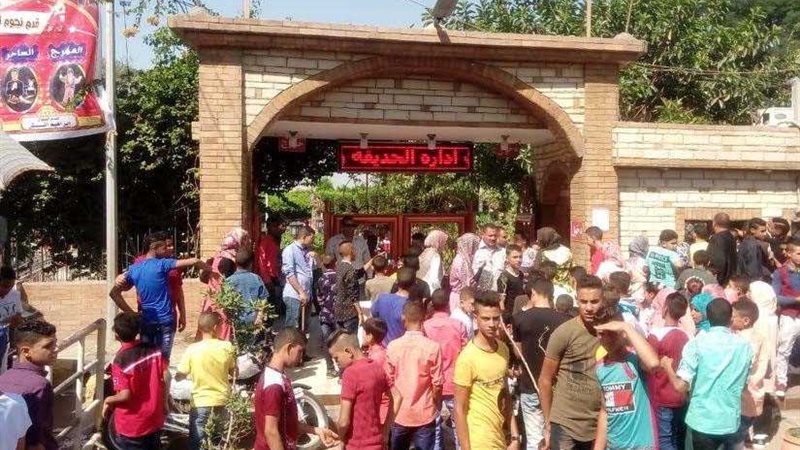 توافد آلاف المواطنين