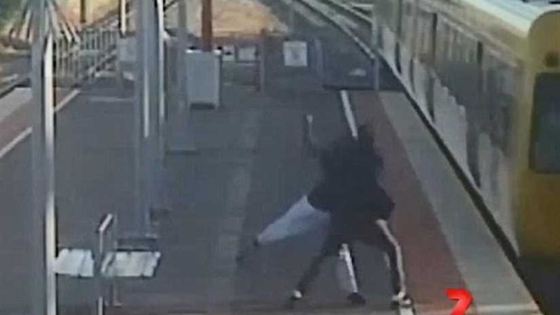 شاب يحاول أن يلقي