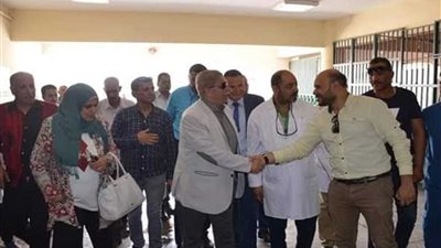 محافظ الإسماعيلية يطمئن على العمل بالمستشفى العام