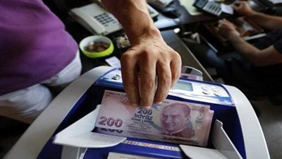 تصريحات مسؤول تركي عن “حرب اقتصادية” تدفع بالليرة إلى الانخفاض مجددًا