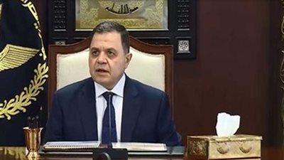 وزير الداخلية يتابع تحقيقات تعدي أمين شرطة على طفل بائع مناديل بالمترو