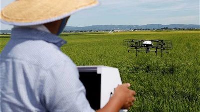 يحدث فى كوكب اليابان ..طائرات لتعويض نقص اليد العاملة فى الحقول