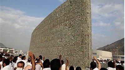 الحجاج يواصلون رمي الجمرات في أول أيام التشريق