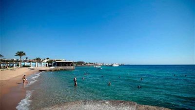 استمرار توافد السياح على شواطئ الغردقة.. صور