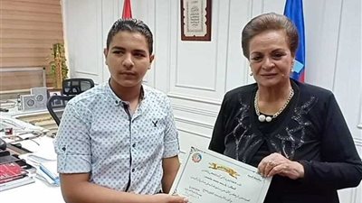 محافظ البحيرة تكرم المخترع الصغير (صور)