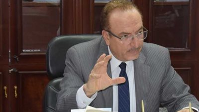 محافظ بني سويف يطمئن على سيدة وطفل أصيبا في سقوط سقف منازل