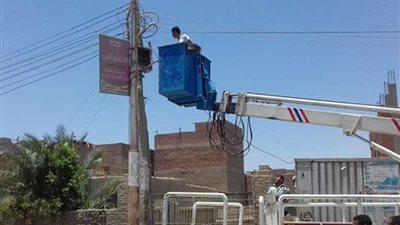 صيانة أعمدة الإنارة بطريقي الصعيد الزراعي والمحيط بالمنيا