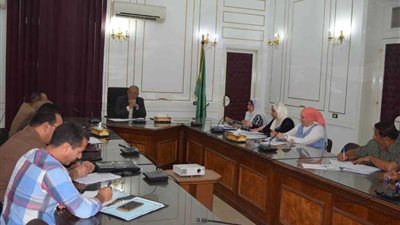 محافظ المنيا يبحث الاستعدادات لاستضافة 