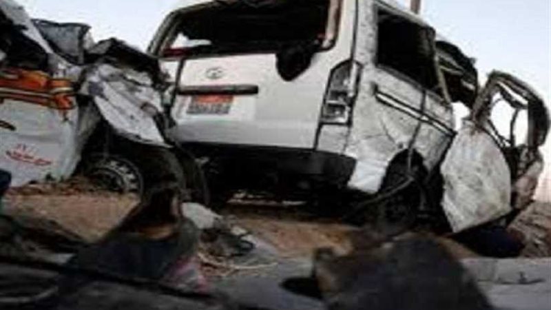 مصرع ٥ في تصادم سيارتين