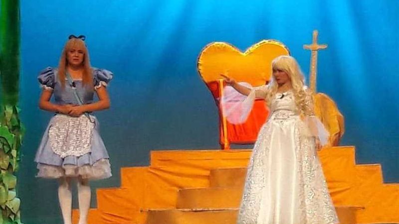 عرض أليس في بلاد