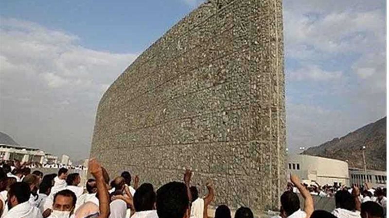 الحجاج يواصلون رمي