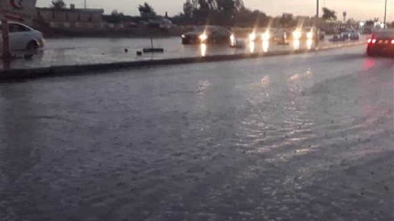 هطول سيول على مدينة