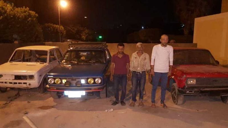 عصابة تستولي على