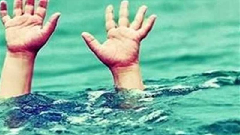 أم تلقي بطفليها في