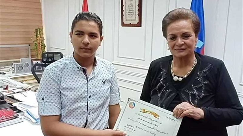 محافظ البحيرة تكرم