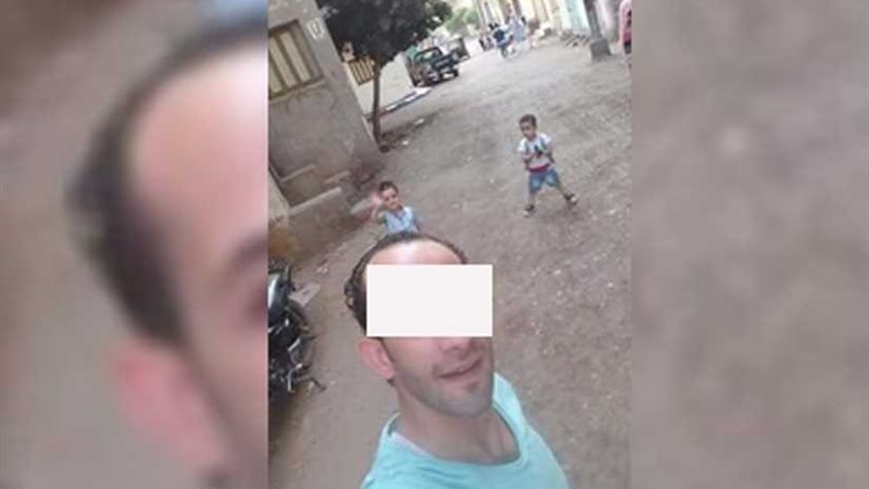 حبس والد طفلي ميت