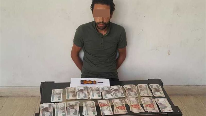 عاطل يسرق شقة جارته