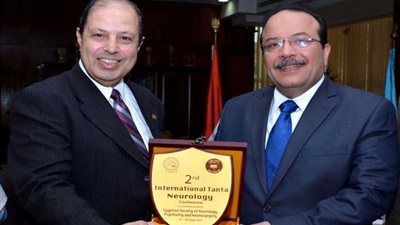 رئيس جامعة طنطا يتسلم درع المؤتمر الدولى الثاني للأمراض العصبية