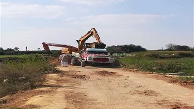 الرى تزيل طريقا مخالفا في بني سويف