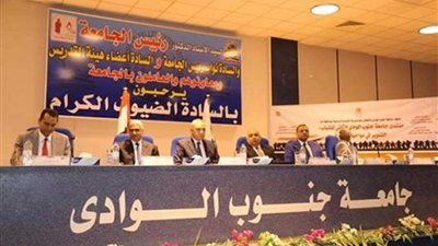 الهجان ومنصور يفتتحان فعاليات المنتدي الثاني للشباب 