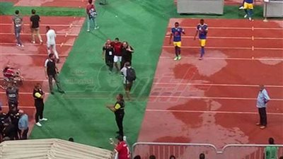 بالصور.. عاشور يغادر ملعب برج العرب مصابًا بعد رباعية كمبالا