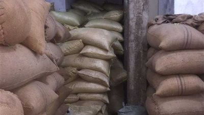 بالصور.. ضبط 33 طن كزبرة وكمون مجهولة المصدر في الجمالية