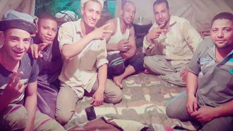 مخيم للعاملين.. وسط