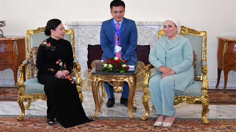 قرينة السيسي تلتقي