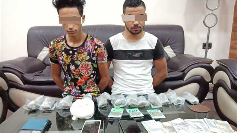 بالصور.. تاجرا الفودو