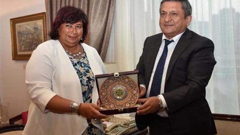 وزيرة الثقافة وسفير