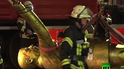 إزالة تمثال لـ