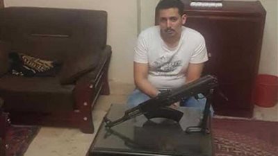 القبض على صاحب شركة بحوزته آلي في البساتين