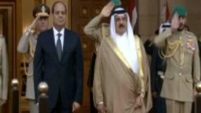 مراسم استقبال الرئيس السيسي لدى وصوله البحرين (فيديو)