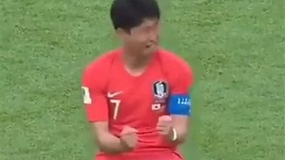 شاهد.. سقوط «سون» فرحًا بعد فوز كوريا الجنوبية بالبطولة الآسيوية وإعفاءه من التجنيد الإجباري