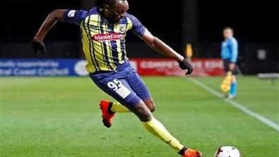 شاهد.. أسرع رجل في العالم يشارك في أول مبارياته بكرة القدم